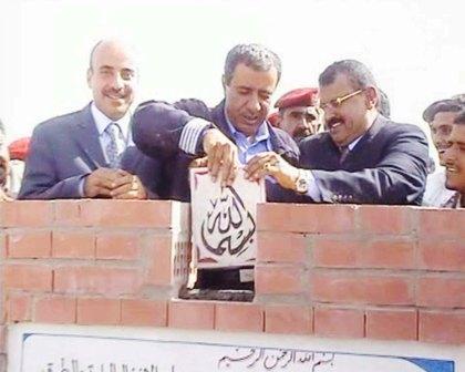 أبو رأس يضع حجر الأساس لأحد المشاريع في محافظة مأرب أمس